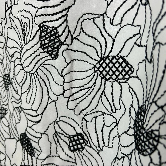 Worth New York White Faux Leather Skirt with  Black Floral Embroidery Size 8 - Picture 2 of 8